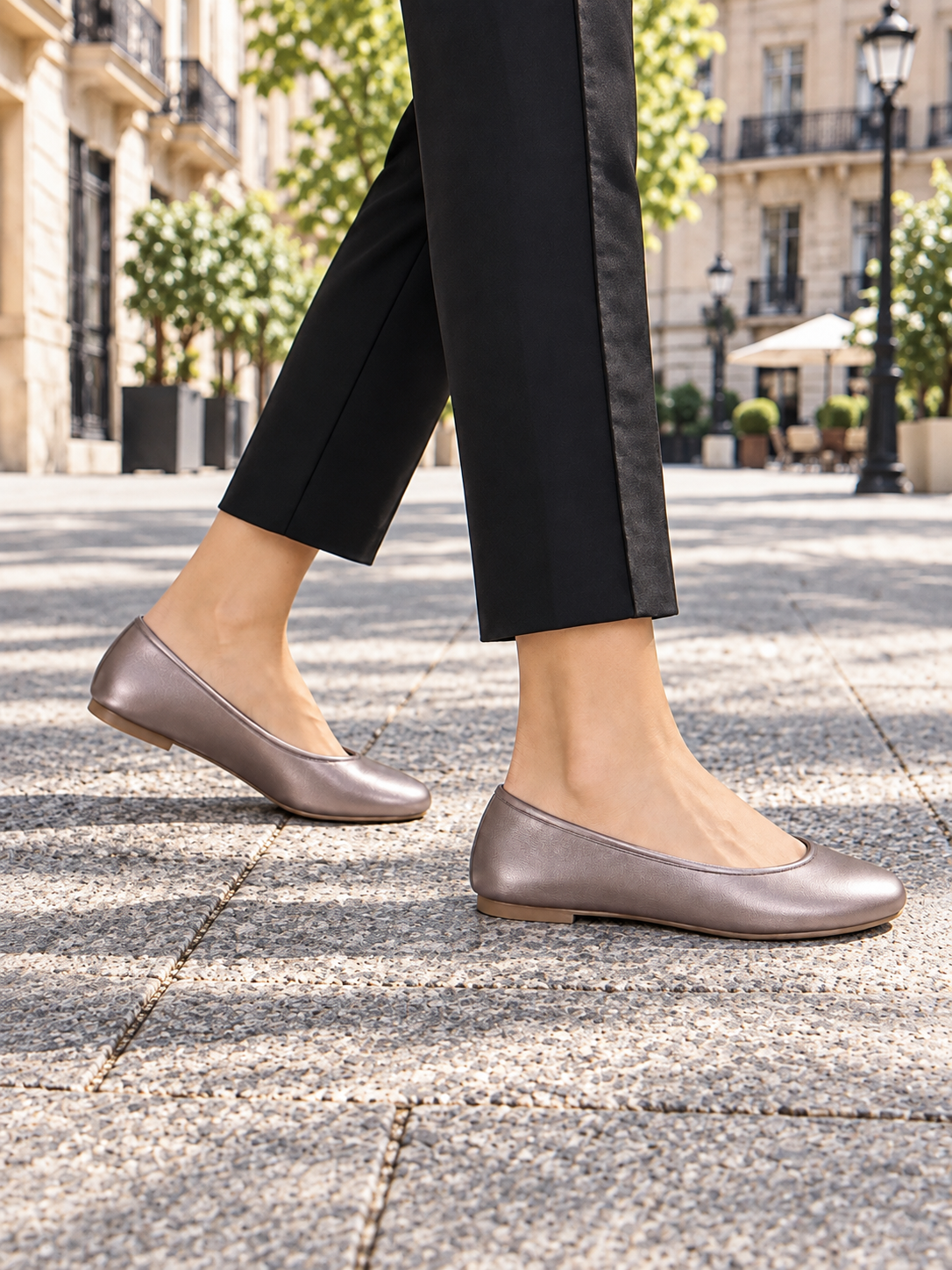Ballerina Córdoba taupe de cuero puesta en modelo, vista lateral